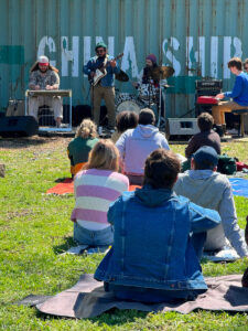 design for residents manufactured home communities manufactured housing mhinsider magazine suzanne felber lisa stewart musicians set up play concert for residents lawn show