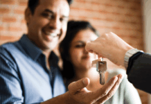 SunBelt Home Sales Makes Waves in Florida manufactured housing, manufactured housing industry, home seller, couple gets keys mhinsider magazine manufactured housing communities, florida