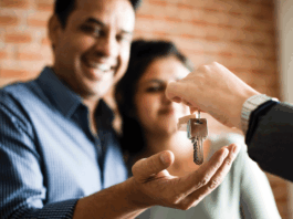 SunBelt Home Sales Makes Waves in Florida manufactured housing, manufactured housing industry, home seller, couple gets keys mhinsider magazine manufactured housing communities, florida