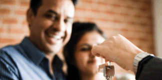 SunBelt Home Sales Makes Waves in Florida manufactured housing, manufactured housing industry, home seller, couple gets keys mhinsider magazine manufactured housing communities, florida