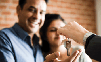 SunBelt Home Sales Makes Waves in Florida manufactured housing, manufactured housing industry, home seller, couple gets keys mhinsider magazine manufactured housing communities, florida