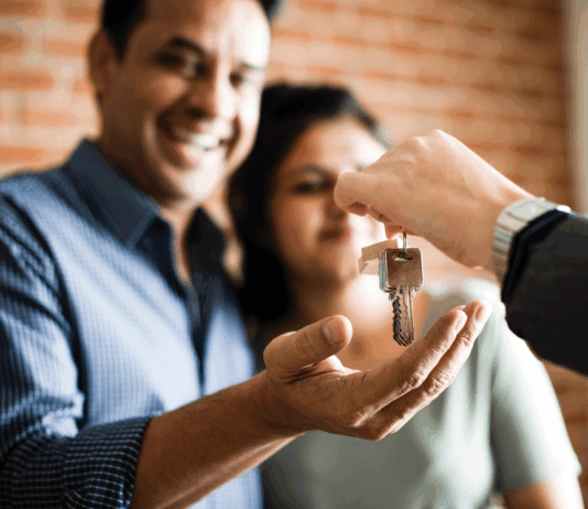 SunBelt Home Sales Makes Waves in Florida manufactured housing, manufactured housing industry, home seller, couple gets keys mhinsider magazine manufactured housing communities, florida